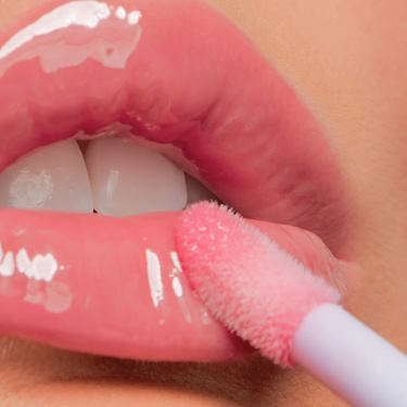 Glossy Lips: Achieving a High-Shine Pout for Parties