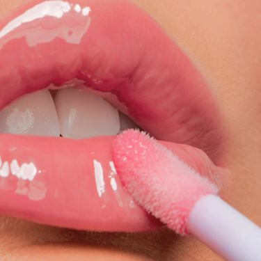 Glossy Lips: Achieving a High-Shine Pout for Parties